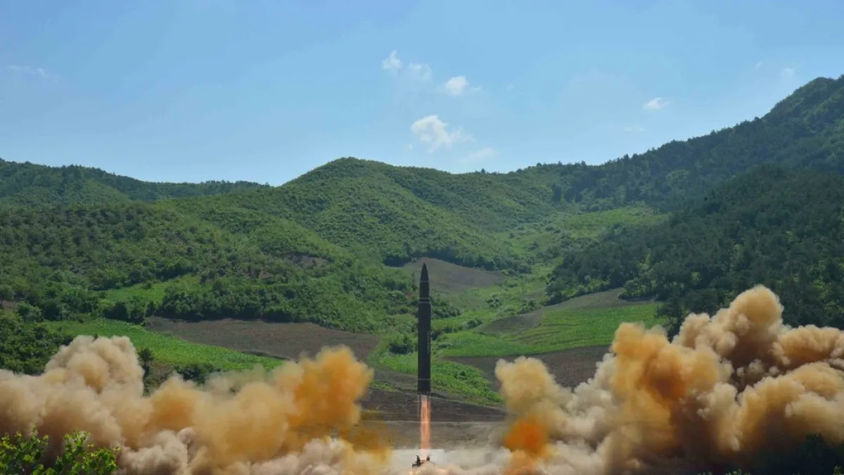 北韓官方電視台說,在領導人金正恩的監督下,4日發射了一枚「火星14號」洲際彈道飛彈。(BBC中文網)