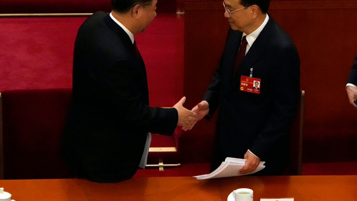 中國全國人民代表大會開幕式在北京舉行,習近平(左)與李克強(右)握手致意。(美聯社) 中國全國人民代表大會開幕式在北京舉行,習近平(左)與李克強(右)握手致意。(美聯社)