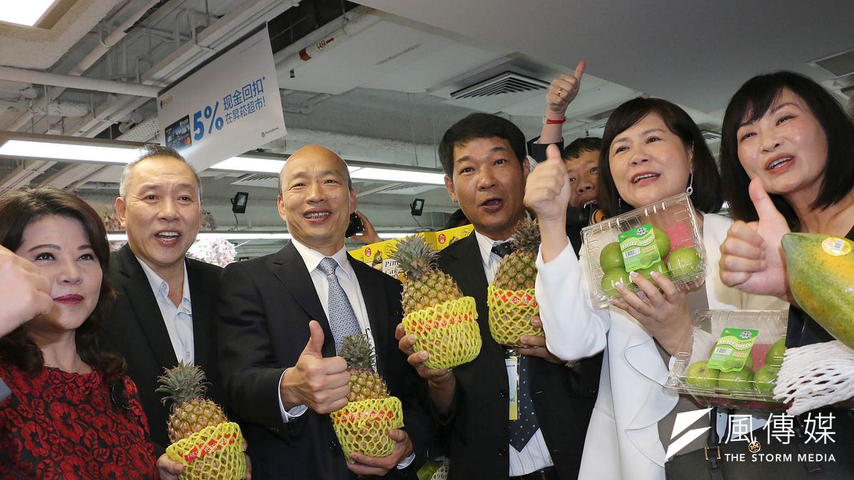 高雄市長韓國瑜(左三)率領星馬參訪團,續與昇菘超市CEO林福星(左二)簽訂三年採購長約。(圖/徐炳文攝) 高雄市長韓國瑜(左三)率領星馬參訪團,續與昇菘超市CEO林福星(左二)簽訂三年採購長約。(圖/徐炳文攝)