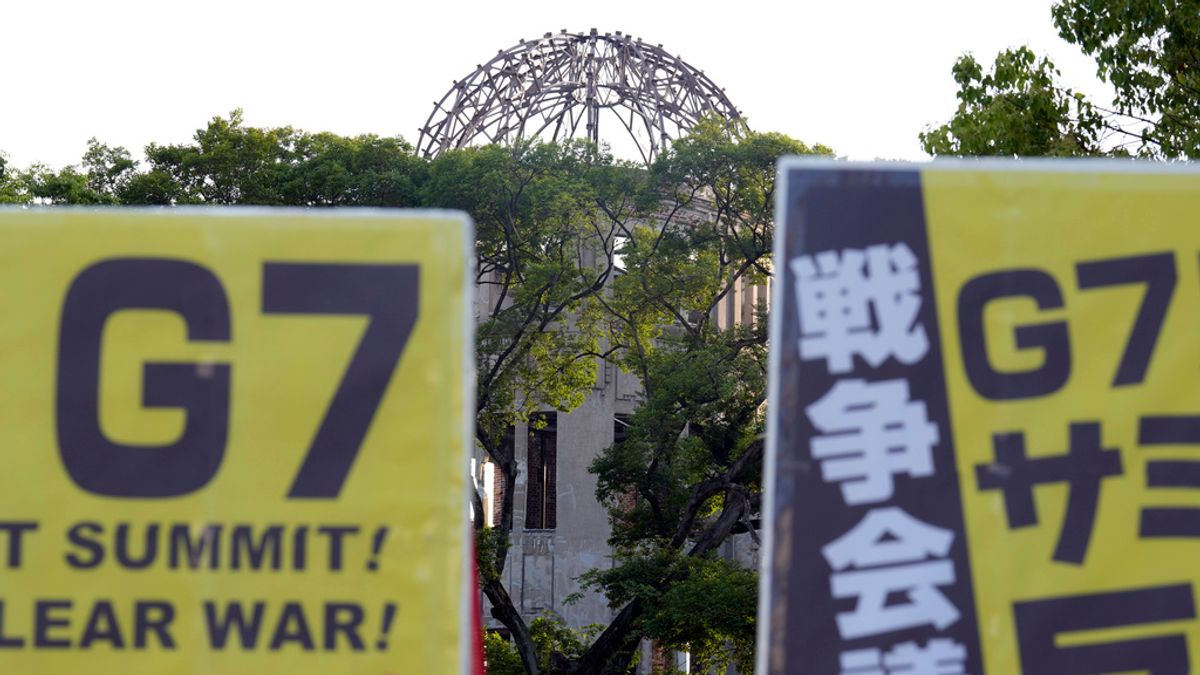 政客煽動狂熱容易,引爆戰爭却讓人民受難。圖為反對G7廣島峰會的抗議者在廣島和平紀念公園附近示威抗議,並且把該次峰會形容為「戰爭會議」。(美聯社) 政客煽動狂熱容易,引爆戰爭却讓人民受難。圖為反對G7廣島峰會的抗議者在廣島和平紀念公園附近示威抗議,並且把該次峰會形容為「戰爭會議」。(美聯社)