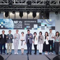 地球解方2026年會響應支持企業與官方媒體夥伴合影,由左至右永續材質圖書館、台灣B型企業協會、東方線上、陽光社會福利基金會、路跑賽事環境永續聯盟、聯合利華台灣、副總統蕭美琴。 地球解方2026年會響應支持企業與官方媒體夥伴合影,由左至右永續材質圖書館、台灣B型企業協會、東方線上、陽光社會福利基金會、路跑賽事環境永續聯盟、聯合利華台灣、副總統蕭美琴。