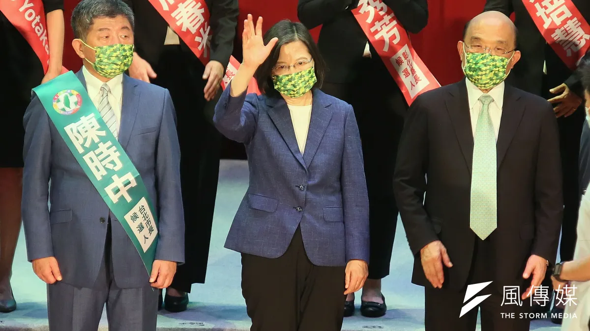 台灣民意基金會19日公布最新民調,結果有53%民眾贊同總統蔡英文(中)處理國家大事的方式、35.1%不贊同,對於行政院長蘇貞昌(右)內閣的整體施政表現,則有49%民眾滿意、41.3%不滿意。(資料照,柯承惠攝)
