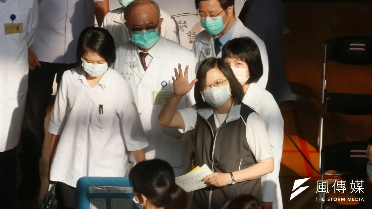 台灣國際疫苗仍缺,不具備與病毒共存的條件。圖為總統蔡英文到台大醫院接種本土高端新冠肺炎疫苗。(柯承惠攝)