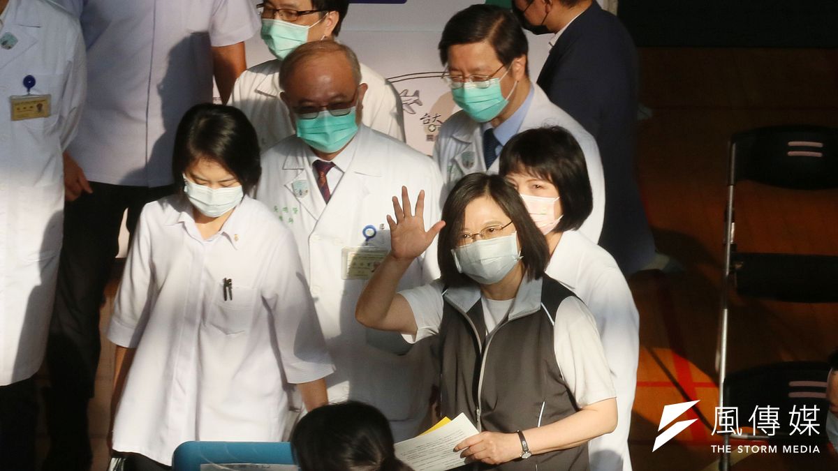 台灣國際疫苗仍缺,不具備與病毒共存的條件。圖為總統蔡英文到台大醫院接種本土高端新冠肺炎疫苗。(柯承惠攝) 台灣國際疫苗仍缺,不具備與病毒共存的條件。圖為總統蔡英文到台大醫院接種本土高端新冠肺炎疫苗。(柯承惠攝)