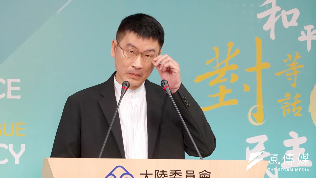陸委會副主委1日梁文傑出席例行記者會,回應定居證相關議題。(楊騰凱攝)