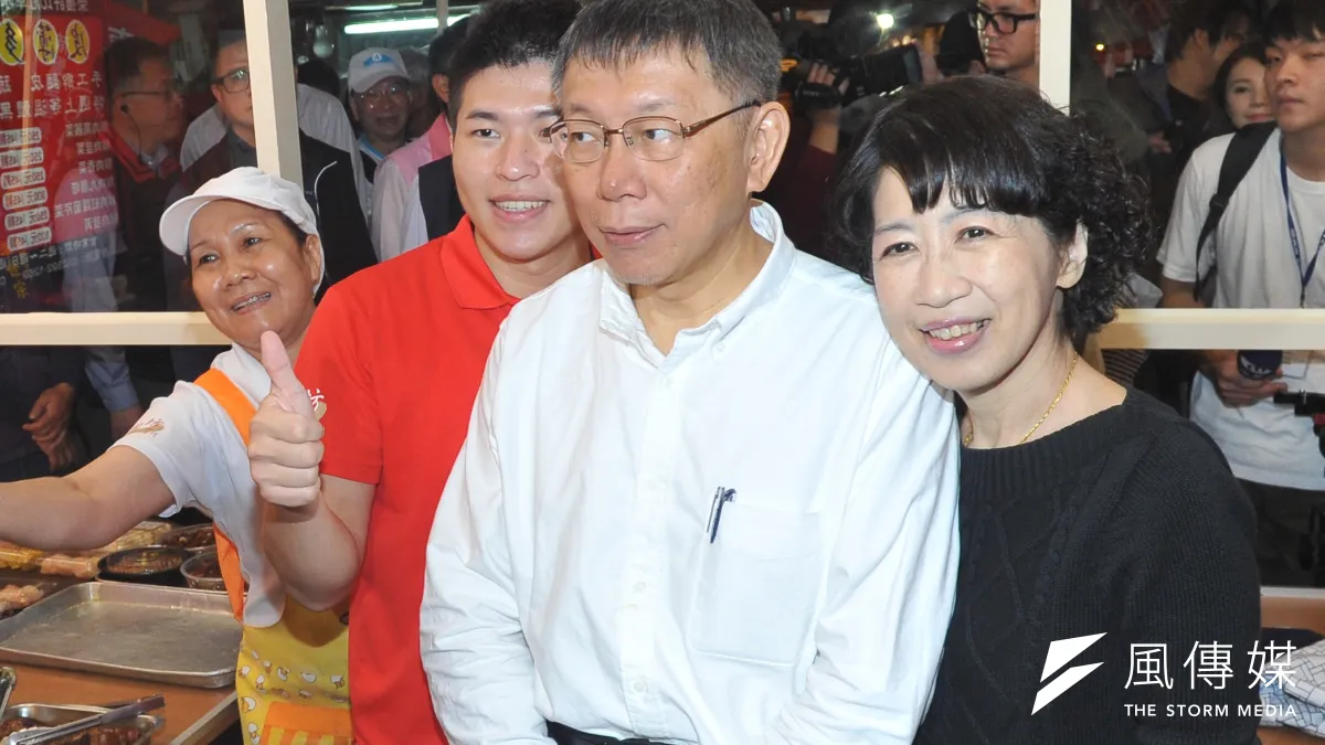 台北市長柯文哲今(13)早到東三水等3個市場掃街拜票,而夫人陳佩琪也到場幫忙拉票。(甘岱民攝)