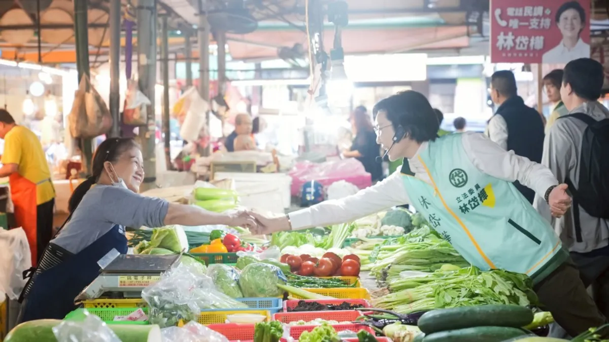 立委林岱樺進行「大苓市場掃市場」行程,並逐攤向攤商、店家與採買民眾致意,送上跨年祝福。(圖/林岱樺服務處提供) 立委林岱樺進行「大苓市場掃市場」行程,並逐攤向攤商、店家與採買民眾致意,送上跨年祝福。(圖/林岱樺服務處提供)