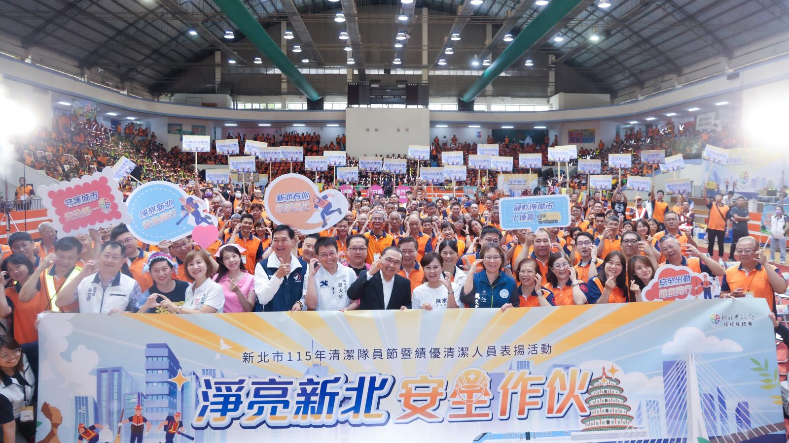 新北清潔隊員節表揚績優人員!侯友宜宣布「職安三重升級」:每年補助健檢、配發風扇衣