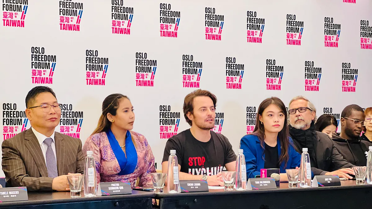 2023年10月18日,美國人權基金會(HRF)執行長哈佛森(中)和來台灣的奧斯陸自由論壇(OFF)講者舉行記者會。(簡恒宇攝) 2023年10月18日,美國人權基金會(HRF)執行長哈佛森(中)和來台灣的奧斯陸自由論壇(OFF)講者舉行記者會。(簡恒宇攝)