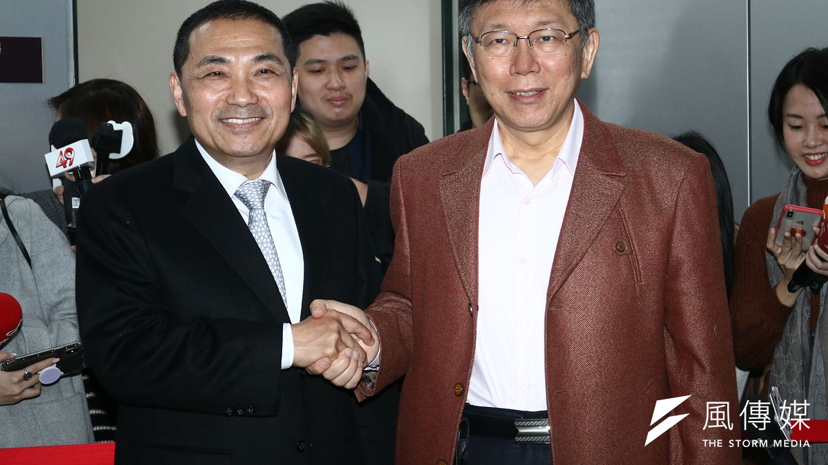 台北市長柯文哲與新北市長侯友宜在經過半小時閉門會議後,針對垃圾袋售價達成共識。(蔡親傑攝) 台北市長柯文哲與新北市長侯友宜在經過半小時閉門會議後,針對垃圾袋售價達成共識。(蔡親傑攝)