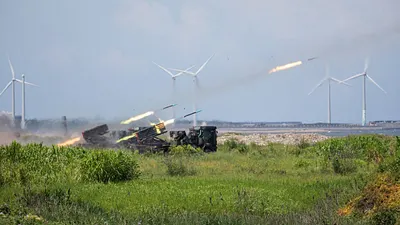 台中甲南海灘2日上午進行「聯合反登陸作戰操演」,陸海空軍精銳盡出。(軍聞社提供)