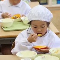 台南市政府が山口県防府市の学校に給食用として贈った愛文マンゴー(アップルマンゴー)を味わい、笑顔を見せる児童ら。(写真/台南市政府提供) 台南市政府が山口県防府市の学校に給食用として贈った愛文マンゴー(アップルマンゴー)を味わい、笑顔を見せる児童ら。(写真/台南市政府提供)