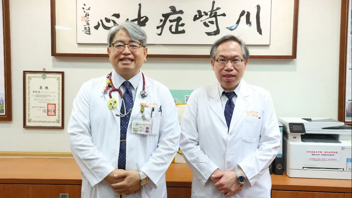 (左起)高雄長庚紀念醫院川崎症中心主任郭和昌醫師與高雄長庚兒科主治醫師黃瀛賢教授共同協力以KDpredictor進行臨床預測與判斷。(顏麟宇攝)
