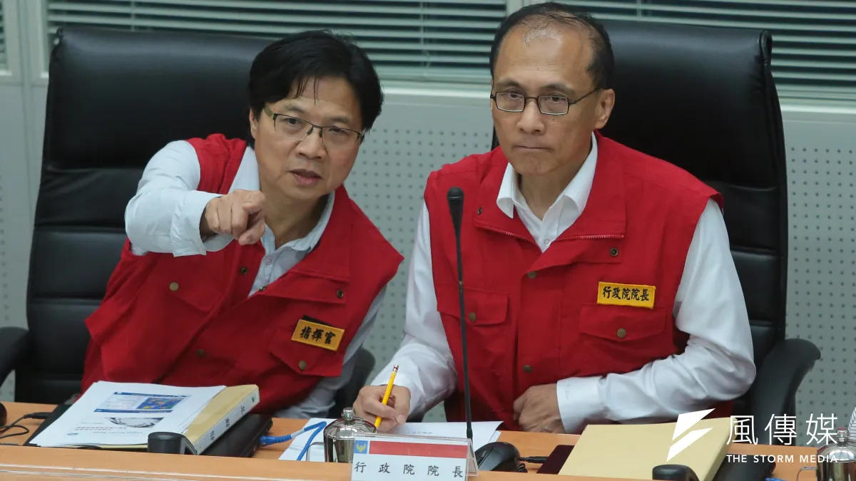 行政院長林全(右)17日晚間至中央災害應變中心,視察馬勒卡颱風災防會報,指揮官內政部長葉俊榮與林全對談。林全指出,水、電與電信未復原的情況要趕緊解決。(顏麟宇攝)