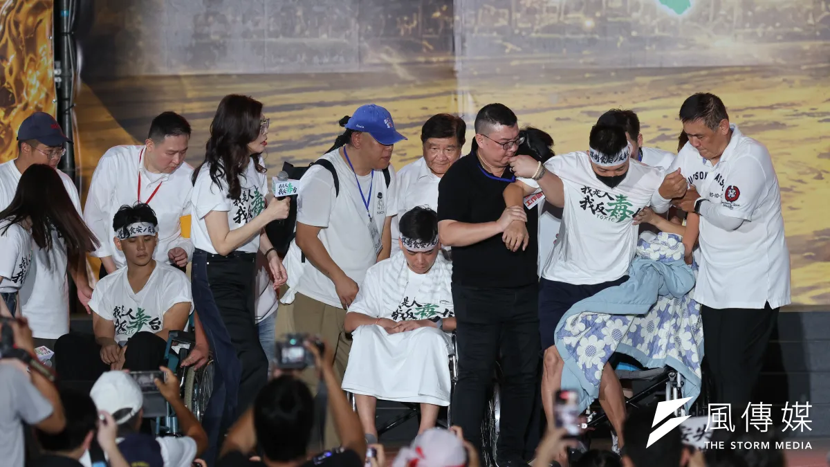 「我是人,我反毒台」集會遊行,國民黨主席鄭麗文與國民黨絕食青年,台北市議員參選人楊植斗、台北市議員參選人賴苡任、基隆市議員參選人張家馨。(陳品佑攝)