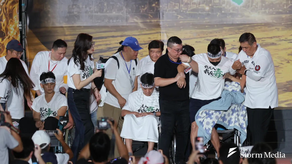 A rally against contaminated cooking oil under the banner 'I Am Human, I Oppose Toxic Taiwan,' featuring Kuomintang Chairwoman Cheng Li-wun (鄭麗文) alongside KMT hunger-striking youth, Taipei city council candidate Yang Chih-tou (楊植斗), Taipei city council c