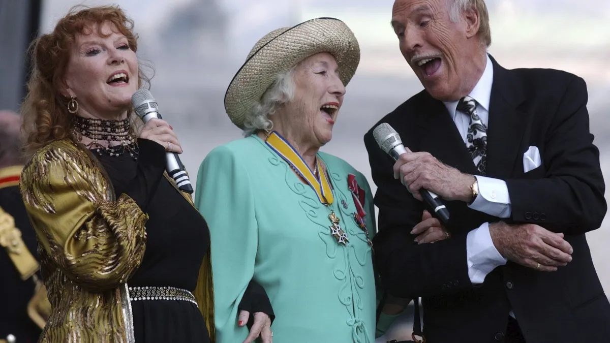 英國永遠的「軍中情人」,薇拉琳恩(Vera Lynn,中),攝於2005年(AP)