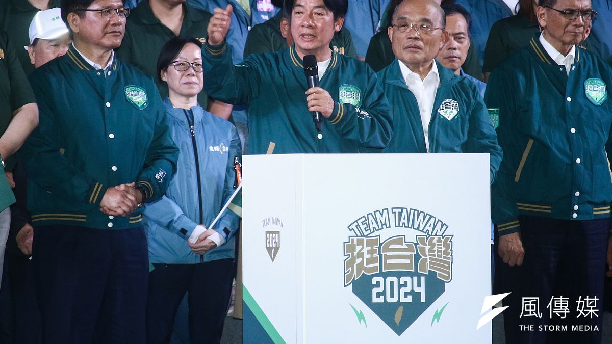 民進黨總統參選人賴清德(中)今日出席「賴清德新北市競選總部成立」造勢活動,提及家庭一度哽咽。(蔡親傑攝) 民進黨總統參選人賴清德(中)今日出席「賴清德新北市競選總部成立」造勢活動,提及家庭一度哽咽。(蔡親傑攝)