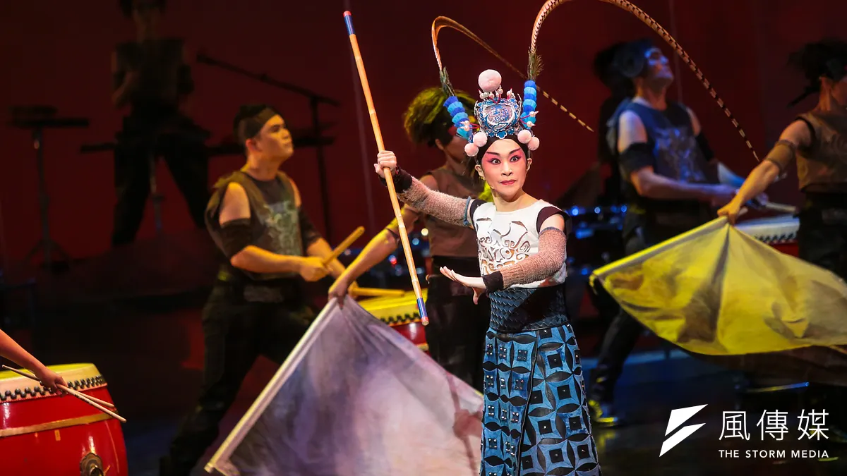 以打擊樂搭配京劇的形式,將家喻戶曉的花木蘭故事重新演繹,塑造了一個勇敢卻又魯莽、衝動並且懊悔,心心念念著返鄉的木蘭。(顏麟宇攝) 以打擊樂搭配京劇的形式,將家喻戶曉的花木蘭故事重新演繹,塑造了一個勇敢卻又魯莽、衝動並且懊悔,心心念念著返鄉的木蘭。(顏麟宇攝)