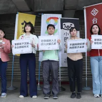由台灣小黨所組成的台灣前進陣線舉辦「免錢的午餐最貴!首都市長帶頭亂灑幣,不顧品質犧牲孩子健康」記者會。(資料照,陳品佑攝) 由台灣小黨所組成的台灣前進陣線舉辦「免錢的午餐最貴!首都市長帶頭亂灑幣,不顧品質犧牲孩子健康」記者會。(資料照,陳品佑攝)