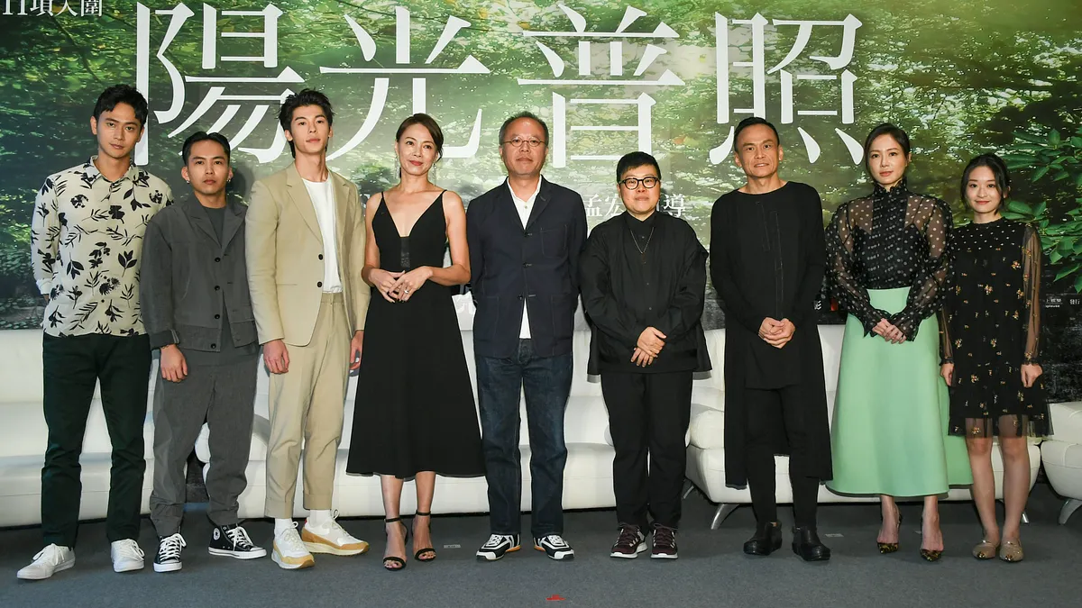 金馬導演鍾孟宏(中)最新作品《陽光普照》14日舉行上映記者會,本片在本屆金馬獎一口氣獲11項提名。(甲上娛樂提供) 金馬導演鍾孟宏(中)最新作品《陽光普照》14日舉行上映記者會,本片在本屆金馬獎一口氣獲11項提名。(甲上娛樂提供)