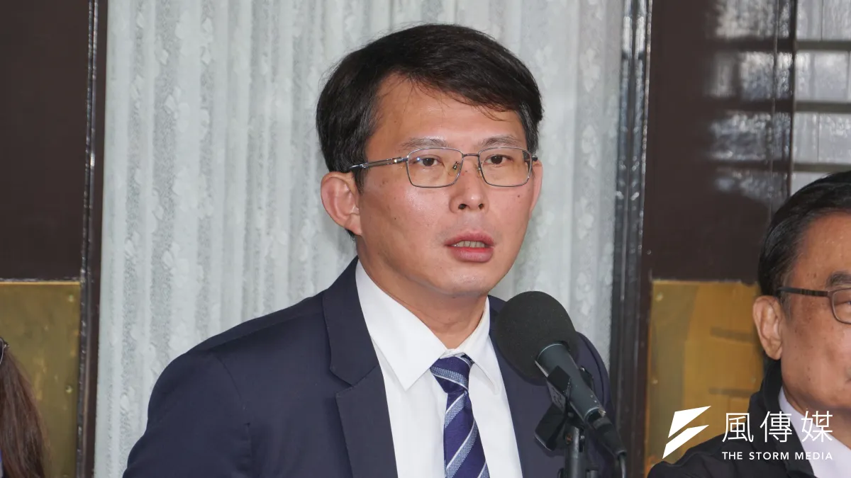 民眾黨團總召黃國昌(見圖)24日批評,綠委全數反對大法官被提名人劉靜怡,顯現出只要批評民進黨,就會慘遭封殺。(蔡親傑攝)