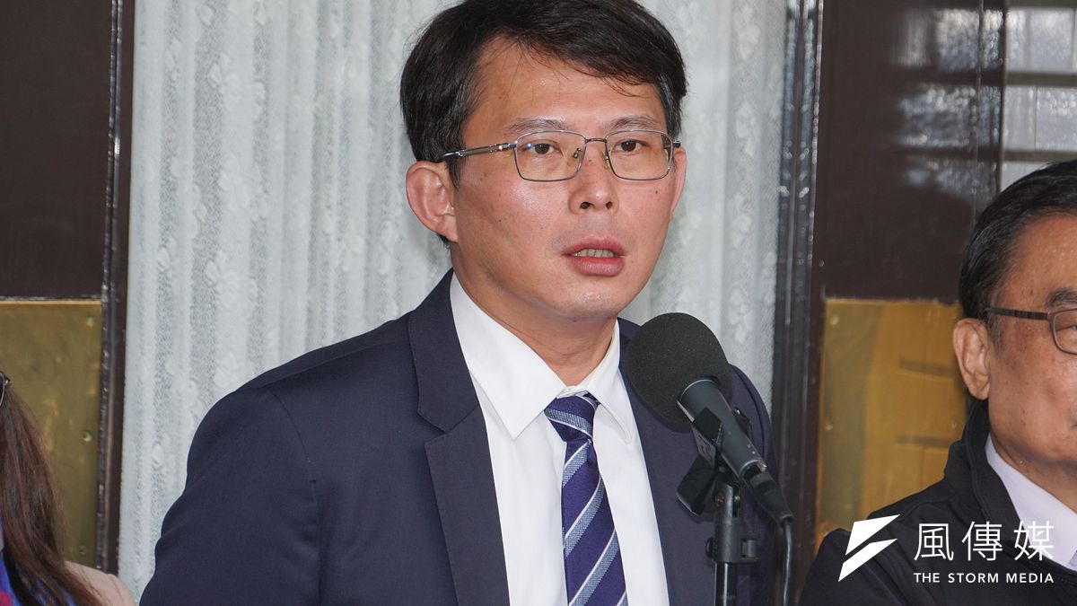 民眾黨團總召黃國昌(見圖)24日批評,綠委全數反對大法官被提名人劉靜怡,顯現出只要批評民進黨,就會慘遭封殺。(蔡親傑攝) 民眾黨團總召黃國昌(見圖)24日批評,綠委全數反對大法官被提名人劉靜怡,顯現出只要批評民進黨,就會慘遭封殺。(蔡親傑攝)