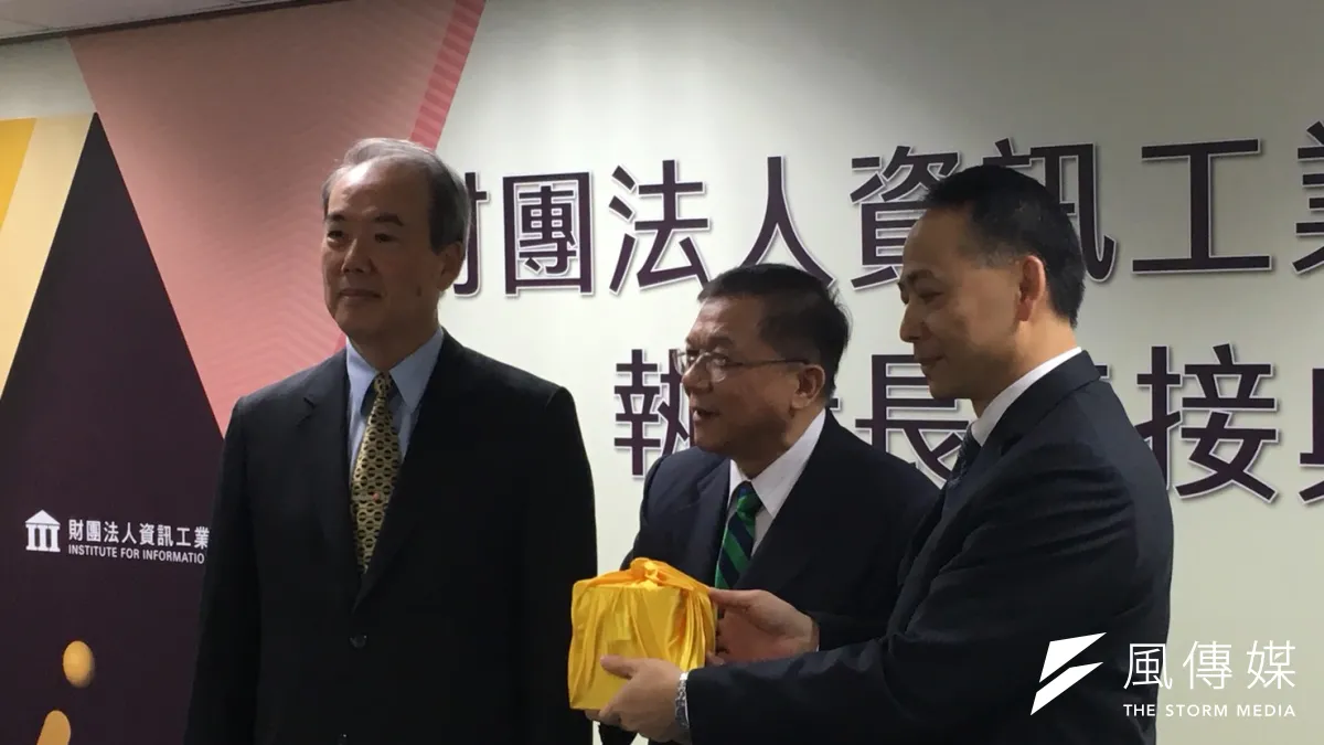 資訊工業策進會執行長于孝斌(右)17日被《鏡週刊》踢爆偷吃,與已婚女部屬傳出不倫戀,一早已向董事長李世光電話請辭。(資料照,尹俞歡攝)