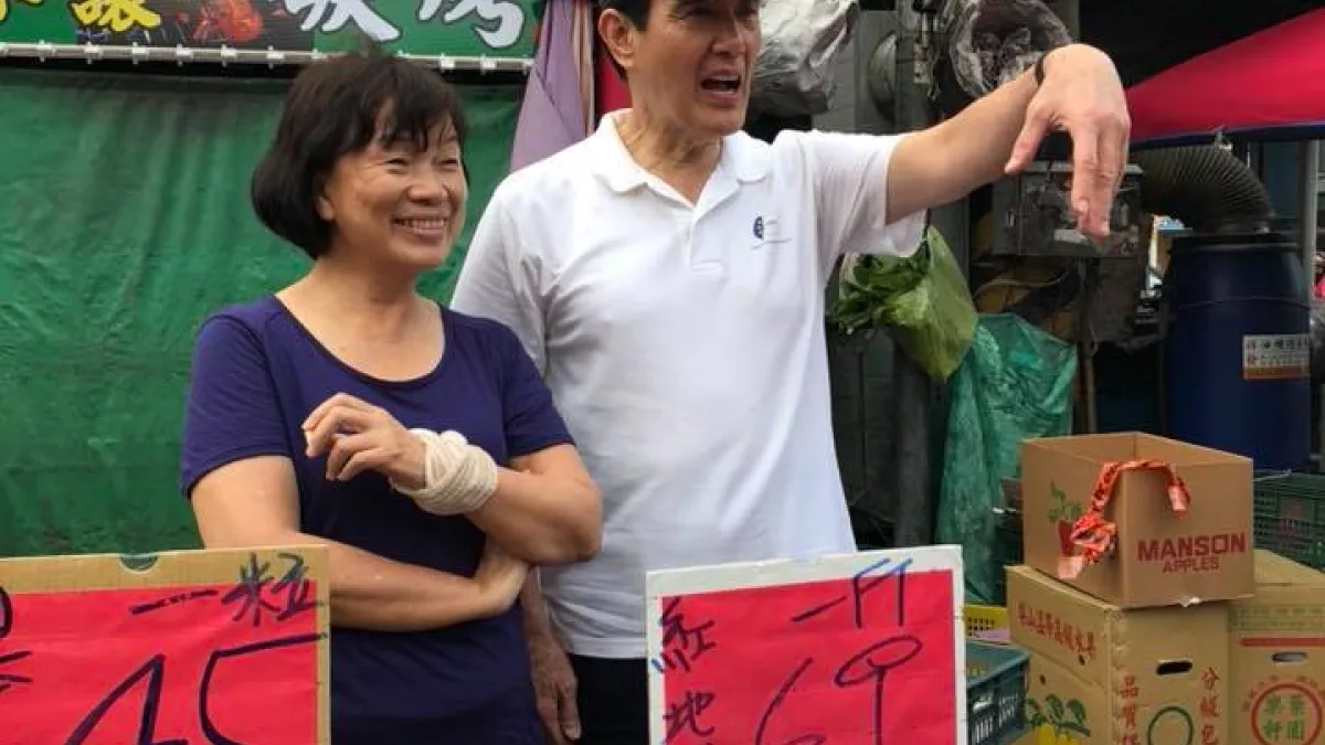 文化部前部長龍應台與前總統馬英九到在潮州市場幫忙叫賣起水果。(資料照,取自龍應台臉書)