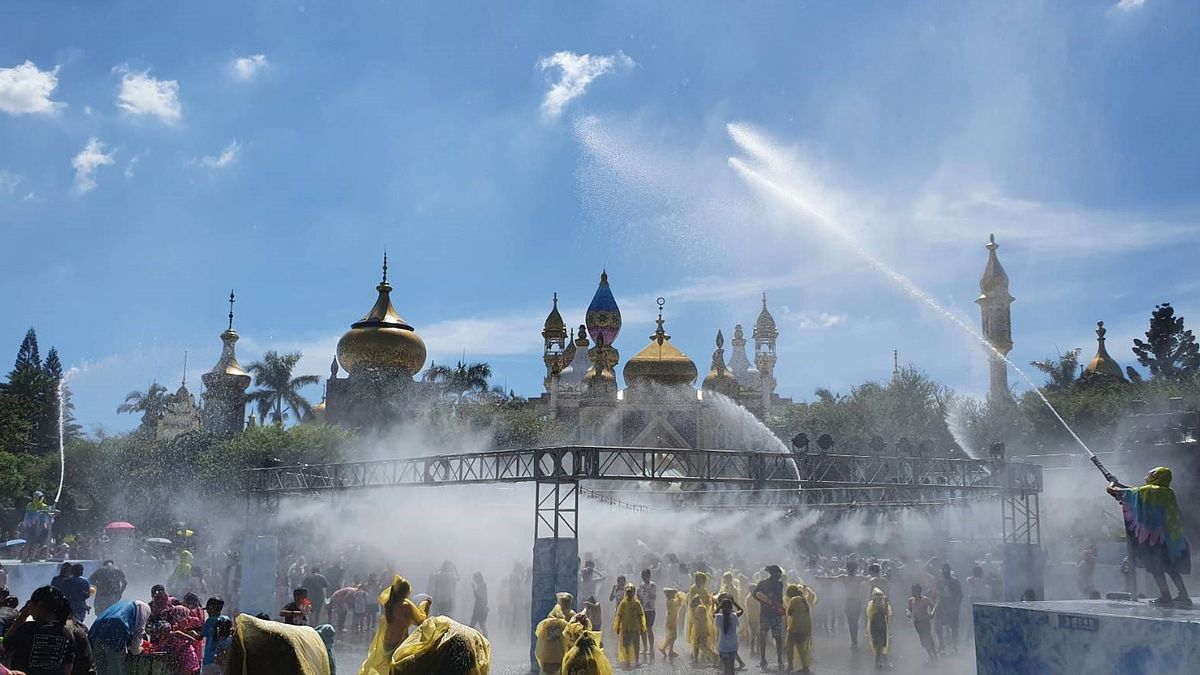 六福村夏日消暑全新企劃「冰霧派對」好評不斷,每日吸引上萬人入園遊玩。(圖/六福村提供) 六福村夏日消暑全新企劃「冰霧派對」好評不斷,每日吸引上萬人入園遊玩。(圖/六福村提供)