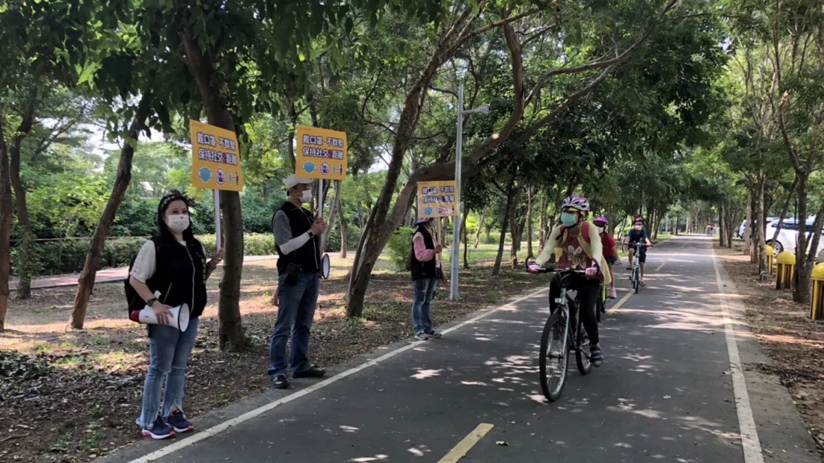台中市府建設局在中秋連假期間,成立「防疫宣導隊」,在台中公園、望高寮、草悟道及市民廣場等重點公園及園道進行四天防疫宣導作業。(圖/台中市政府)