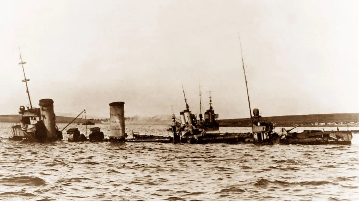 1919年6月21日,德國海軍在蘇格蘭奧克尼群島的法拉島附近自沉戰艦。(BBC中文網)