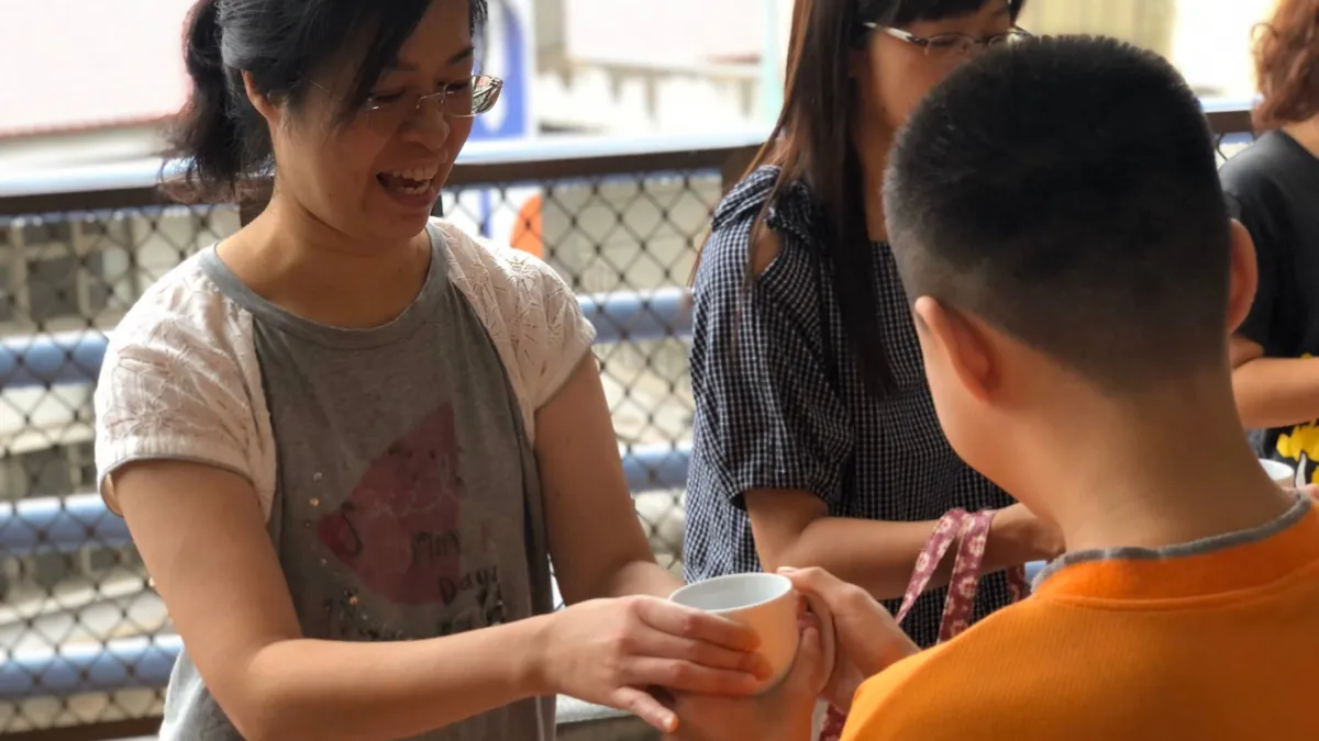 台中啟明學校教師節活動,學生奉茶給教師。(圖/台中市政府提供)