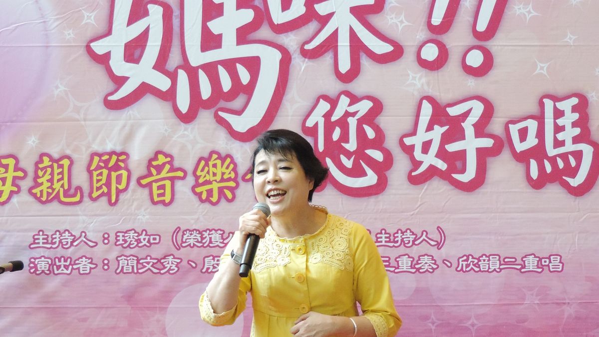 簡文秀於母親節在醫院為志工及病友而唱。(圖/億光文化基金會提供) 簡文秀於母親節在醫院為志工及病友而唱。(圖/億光文化基金會提供)