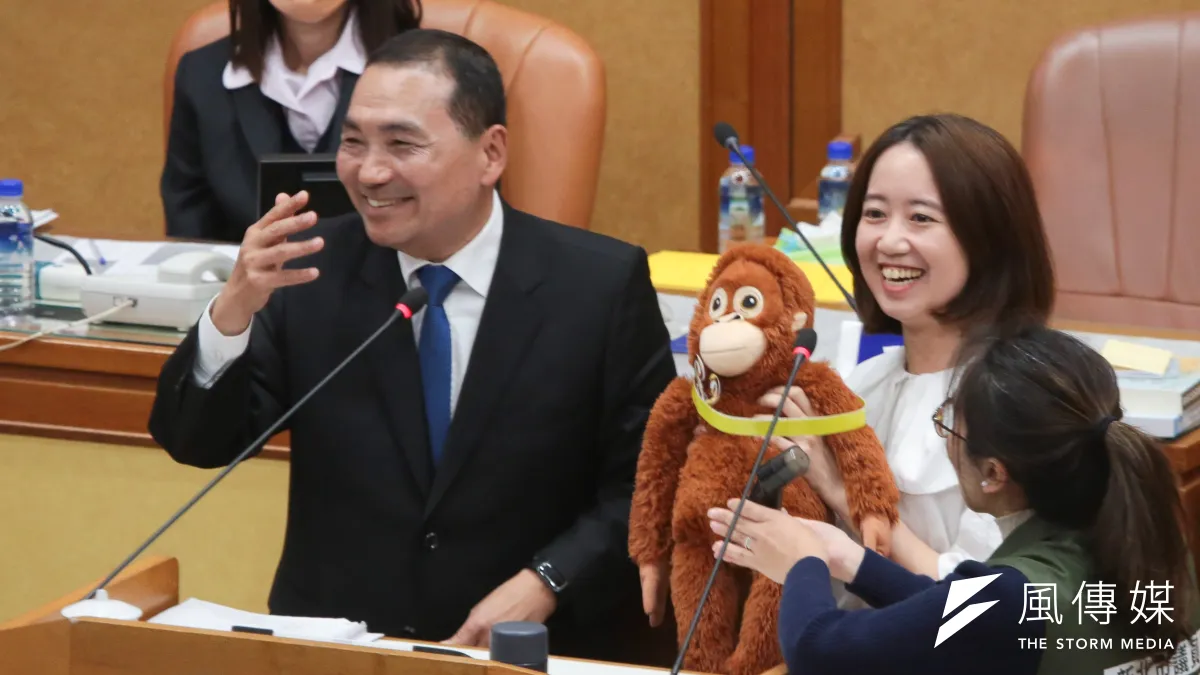 新北市長侯友宜26日至新北市議會進行施政報告,民進黨新北市議員戴瑋姍送侯友宜市長玩偶,要他少說廢話。(顏麟宇攝)