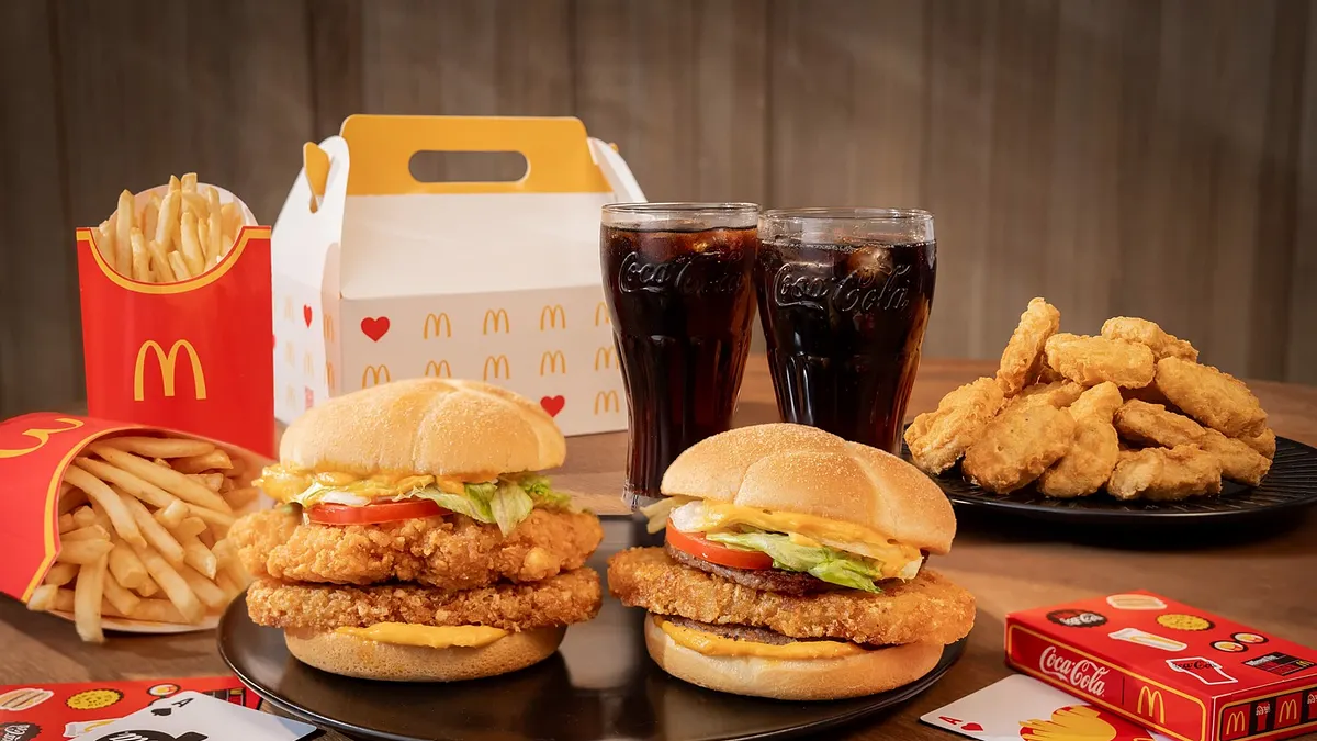 購買分享盒加點指定飲品買一送一,或以歡樂送購買分享餐,就送可口可樂®聯名限量「麥麥同樂撲克牌」。(圖/麥當勞提供) 購買分享盒加點指定飲品買一送一,或以歡樂送購買分享餐,就送可口可樂®聯名限量「麥麥同樂撲克牌」。(圖/麥當勞提供)