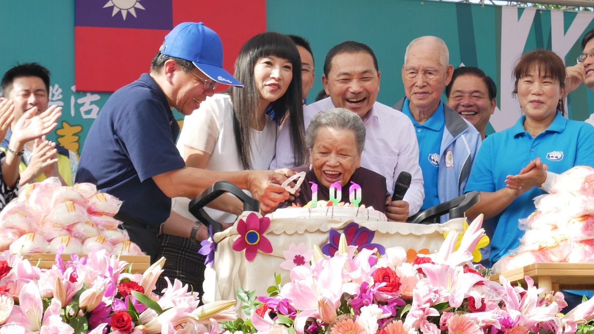 嘉寶國小於11月2日喜迎100歲生日,以「樂活嘉寶,百年風華」為主題辦理百週年校慶系列活動,市長侯友宜親自送上生日祝福,與出席活動的民代、貴賓合影。 (圖/新北市教育局提供) 嘉寶國小於11月2日喜迎100歲生日,以「樂活嘉寶,百年風華」為主題辦理百週年校慶系列活動,市長侯友宜親自送上生日祝福,與出席活動的民代、貴賓合影。 (圖/新北市教育局提供)