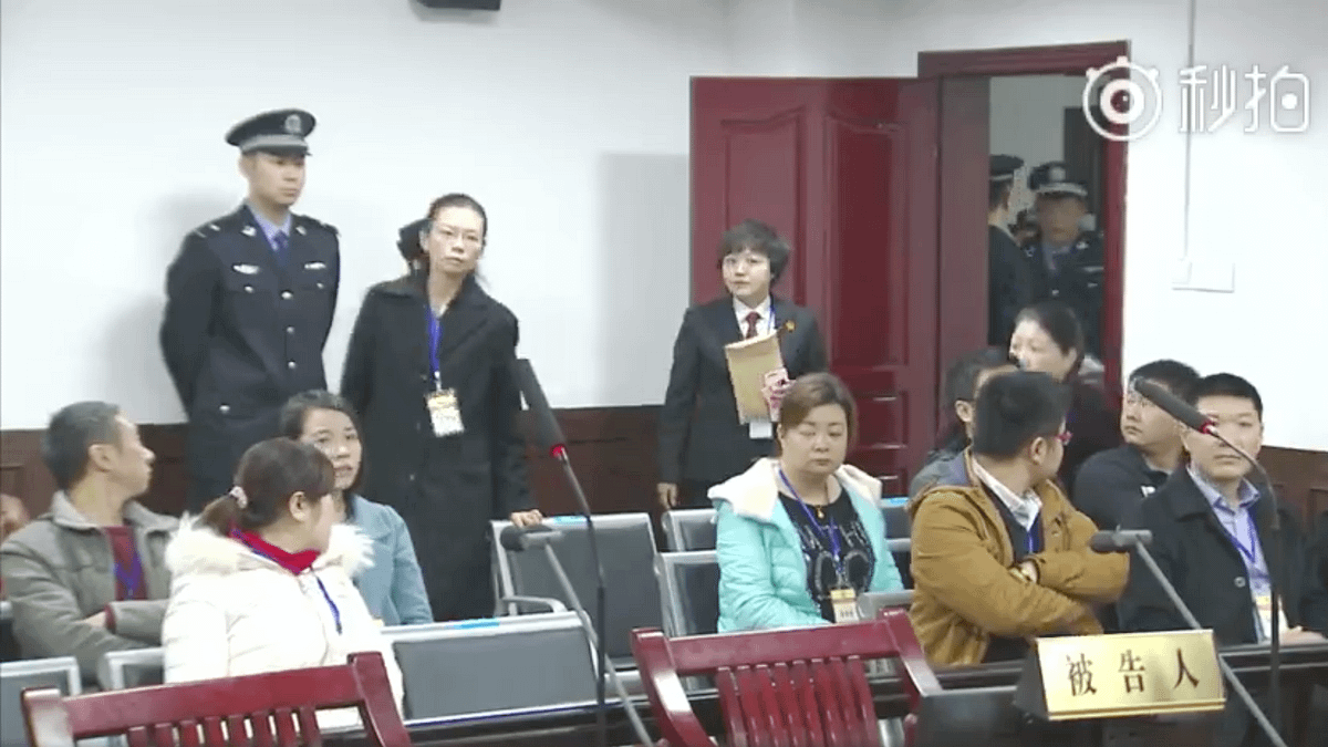 針對前民進黨黨工李明哲遭中國法院判刑5年確定,其妻子李凈瑜表示,追求理想必須支付代價。圖為李明哲於28日上午在湖南岳陽市中級人民法院開庭宣判,其妻子李凈瑜也出席旁聽。(取自岳陽市中级人民法院@微博) 針對前民進黨黨工李明哲遭中國法院判刑5年確定,其妻子李凈瑜表示,追求理想必須支付代價。圖為李明哲於28日上午在湖南岳陽市中級人民法院開庭宣判,其妻子李凈瑜也出席旁聽。(取自岳陽市中级人民法院@微博)