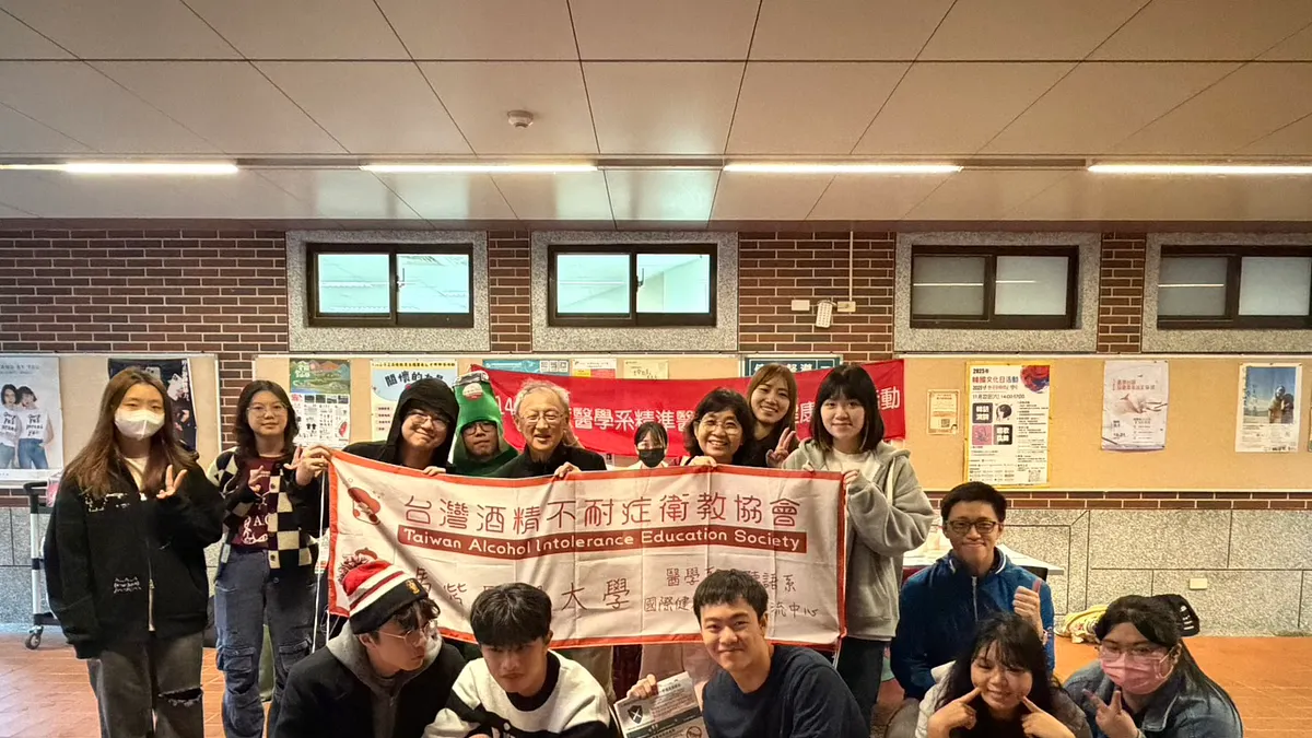 陳哲宏博士(左五)表示,台灣約近半數民眾有酒精不耐症,居全球之冠,經常飲酒將大幅增加罹患消化道癌風險,呼籲民眾盡可能避免飲酒。(圖/馬偕醫大提供) 陳哲宏博士(左五)表示,台灣約近半數民眾有酒精不耐症,居全球之冠,經常飲酒將大幅增加罹患消化道癌風險,呼籲民眾盡可能避免飲酒。(圖/馬偕醫大提供)