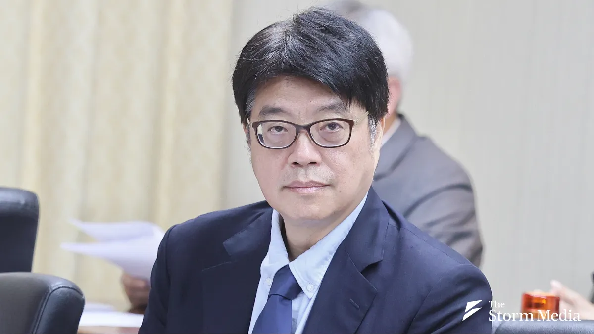 Mainland Affairs Council Minister Chiu Chui-cheng says Beijing is treating Taiwanese people as Chinese nationals in an attempt to alter the status quo across the Taiwan Strait and manufacture a state of de facto unification. (Photo by Ko Cheng-hui)