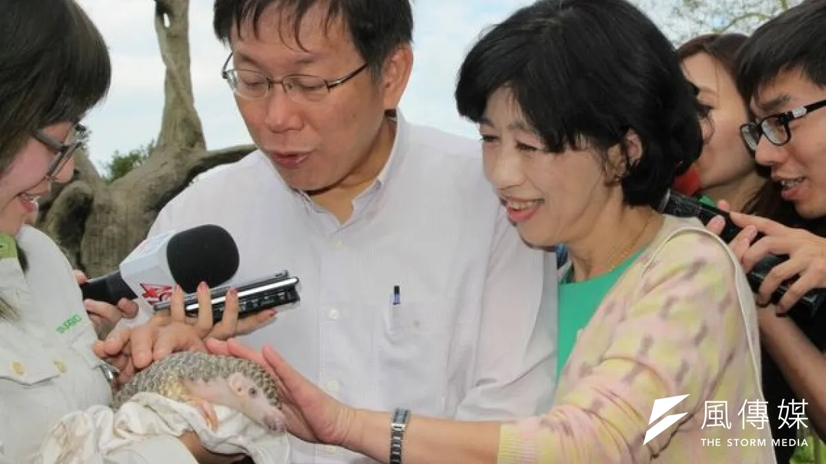 偷得周末半日閑,台北市長柯文哲帶妻子陳佩琪同遊動物園,兩人好奇的撫摸穿山甲寶寶。(葉信菉攝)