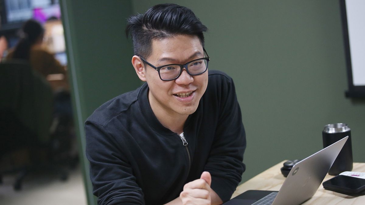 綠藤生機共同創辦人暨執行長鄭涵睿號召員工參與氣候變遷工作坊,畫出系統圖找到著力點。(柯承惠攝) 綠藤生機共同創辦人暨執行長鄭涵睿號召員工參與氣候變遷工作坊,畫出系統圖找到著力點。(柯承惠攝)