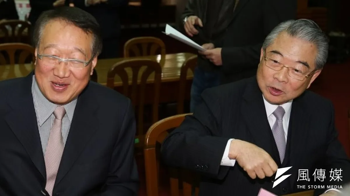 服貿協議的審議,竟引發政治對立、群眾抗爭,工商界憂心忡忡。工總理事長許勝雄(右)率領六大工商團體建議召開國是會議。(余志偉攝)