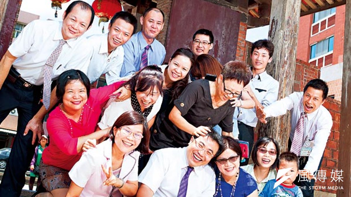 南山人壽.龍山通訊處,處經理:陳鴻森(前排左2)。 南山人壽.龍山通訊處,處經理:陳鴻森(前排左2)。