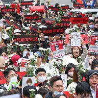 剴剴事件が国民の注目を集め、19日午後の国民裁判官第4回公判では、裁判所の外に支援者が殺到し、児童虐待ゼロトレランスを叫んだ。(顔麟宇撮影) 剴剴事件が国民の注目を集め、19日午後の国民裁判官第4回公判では、裁判所の外に支援者が殺到し、児童虐待ゼロトレランスを叫んだ。(顔麟宇撮影)