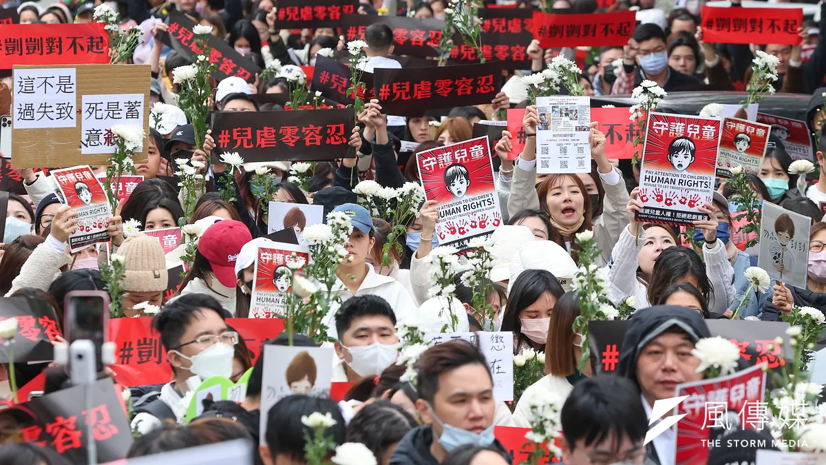 剴剴案引發全民關注,19日午後國民法官第4次開庭,法院外擠滿聲援群眾,高喊兒虐零容忍。(顏麟宇攝) 剴剴案引發全民關注,19日午後國民法官第4次開庭,法院外擠滿聲援群眾,高喊兒虐零容忍。(顏麟宇攝)