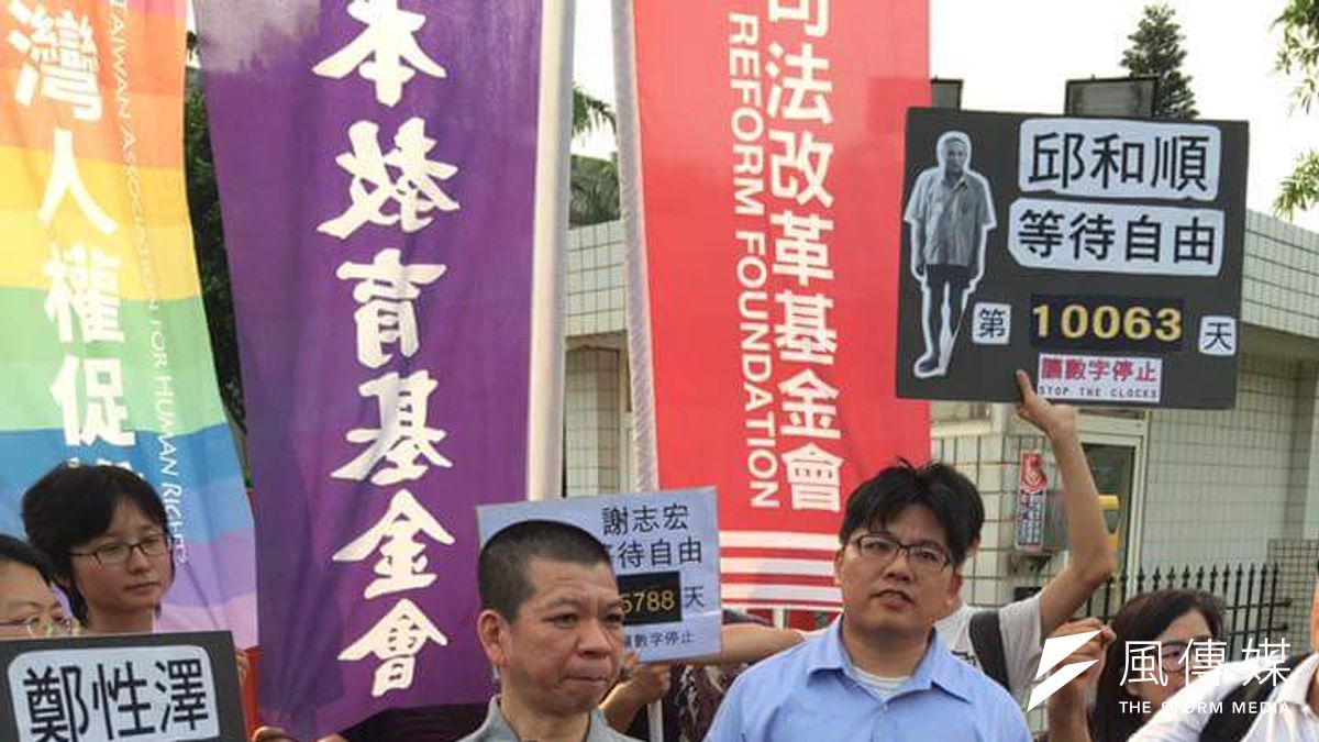 鄭性澤3日下午獲釋走出台中看守所,手上拿著聲援者送他的太陽花。(取自邱顯智臉書) 鄭性澤3日下午獲釋走出台中看守所,手上拿著聲援者送他的太陽花。(取自邱顯智臉書)