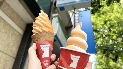 網購包裹於全家取貨,印出小白單,送一張9元霜淇淋兌換券。(圖/全家便利商店提供)