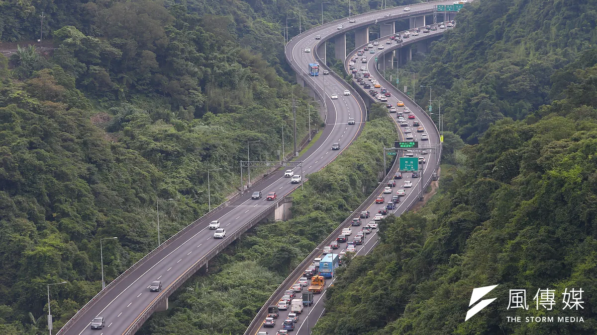 交通部高公局指出,昨日全日交通量達年平均平日的1.33倍、今天凌晨0至5時的交通量更是平時的3.4倍,本日交通量可上看120百萬車公里。(顏麟宇攝)