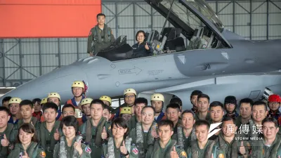 總統蔡英文日前前往空軍嘉義基地視導,會後與官兵合影。(蘇仲泓攝)